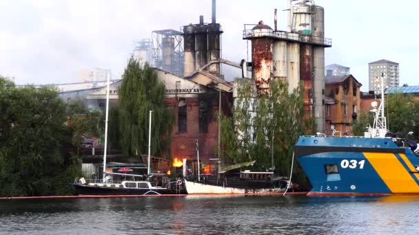 Стокгольм Швеция Пожар Охватил Старый Промышленный Объект Лильехольмене — стоковое видео