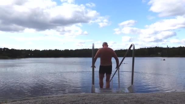 Stockholm Svédország Egy Férfi Sétál Egy Létrán Egy Tóban Úszni — Stock videók