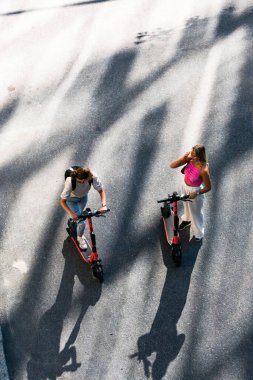 Stockholm, İsveç İnsanlar sokakta elektrikli mobiletlere biniyor..