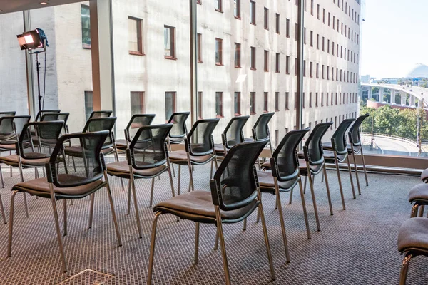 Estocolmo Suecia Sillas Vacías Una Sala Conferencias Ventanas —  Fotos de Stock