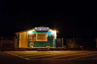 Solomons, Maryland USA Gece tekne kiralama sunan bir kulübe.