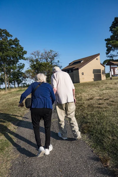 Point Lookout Maryland Una Pareja Ancianos Caminan Por Sendero Tomados —  Fotos de Stock
