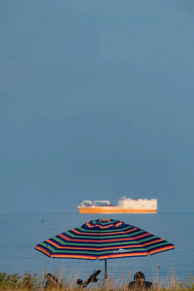 ポイント ルックアウト メリーランド州 アメリカパラソルとビーチの参加者と船を持つチェサピーク湾のビーチ — ストック写真