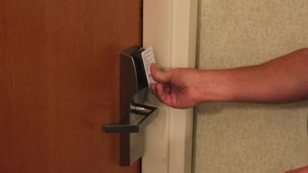 Een Man Opent Een Hotelkamerdeur Met Een Sleutelkaart — Stockvideo