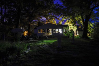 Solomons, Maryland USA, Gece aydınlatılmış bir ev.