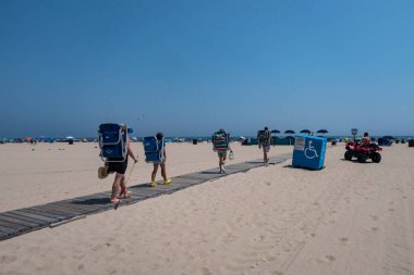 Ocean City, Maryland, ABD Sahilde yürüyen insanlar.