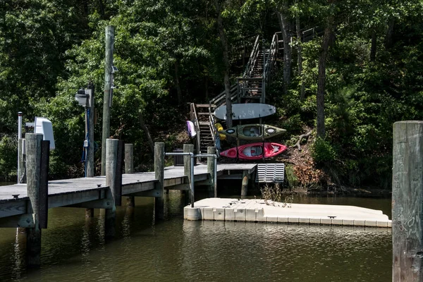 Broomes Island Maryland Kayaks Mar Apilados Largo Muelle Debajo Una —  Fotos de Stock