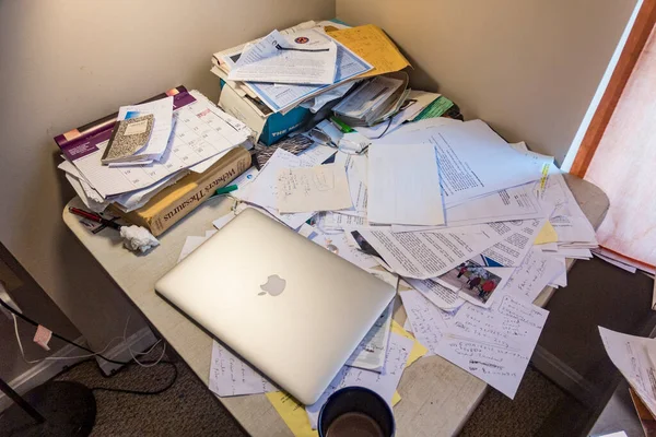 Solomons, Maryland USA, dağınık bir masa ve bir bilgisayar.