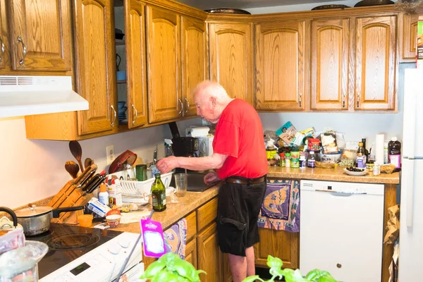 Solomons Maryland Eua Homem Sênior Lava Pratos Casa — Fotografia de Stock