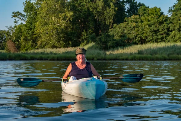 Solomons Maryland Usa Agosto 2021 Una Mujer Kayaks Río Patuxent —  Fotos de Stock