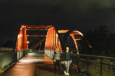 Stockholm, İsveç Vastberga 'nın banliyösünde bir yaya köprüsü.
