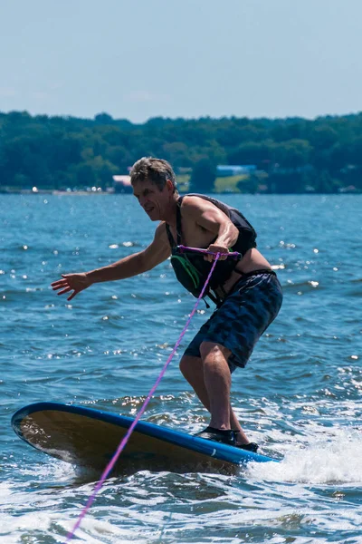 Брумс Айленд Мэриленд Мужчина Катается Водных Лыжах Стоя Веслах — стоковое фото