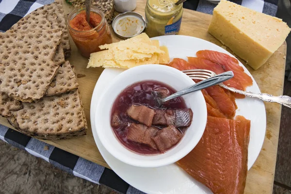 Una Comida Sueca Verano Arenque Galletas Saladas Salmón Patatas Queso —  Fotos de Stock