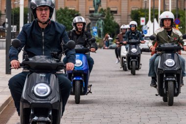 Stockholm, İsveç Bir grup elektrikli scooter meraklısı Pazar gezintisine çıktı.