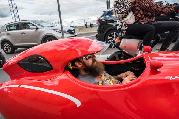 Estocolmo Suecia Hombre Pedalea Una Pequeña Bicicleta Roja Forma Cohete — Foto de Stock