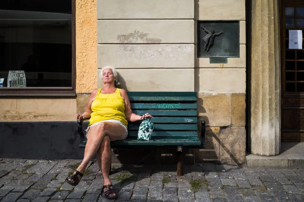 Estocolmo Suécia Uma Mulher Senta Banco Hornsgatan Recebendo Algum Sol — Fotografia de Stock