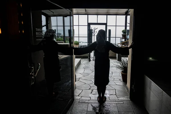 Жінка Розтягується Дверях Спа Центру — стокове фото