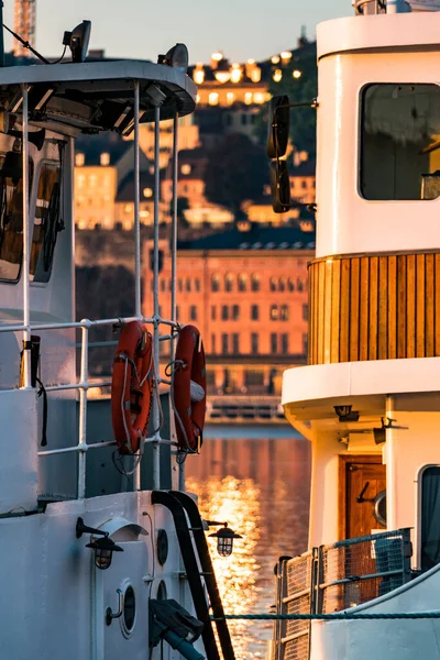 Stockholm, İsveç Şafak vakti feribot ile Sodermalm manzarası.