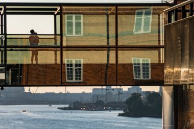 Stockholm, İsveçli yayalar seçkinleştirilmiş Kvarnholmen mahallesinde yürüyorlar.