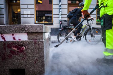 Stockholm, İsveç Bir sokak temizleyicisi grafiti temizlemek için yüksek basınç buharı kullanır.