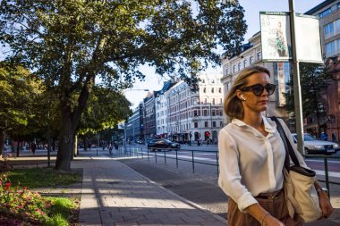 Stockholm, İsveçli yayalar Birger Jarlsgatan 'da yürüyor..