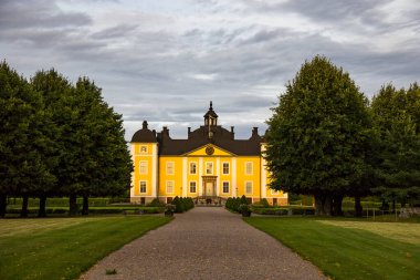 Stromsholm, İsveç Yazın sonlarında Stromsholms şatosunun arazisi.