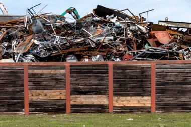 Vasteras, İsveç Şehrin dışında bir metal hurdalığı.
