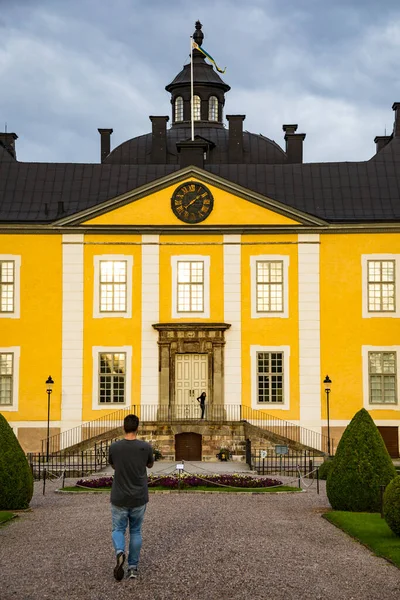 夏末在Stromsholm城堡地面上的瑞典游客 — 图库照片