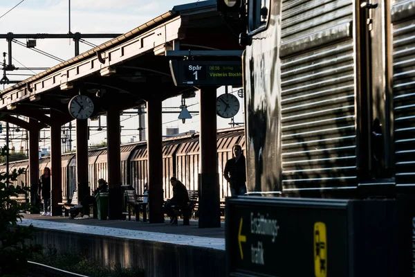 Koping Sweden People Waiting Platform Train Station — Stock Photo, Image