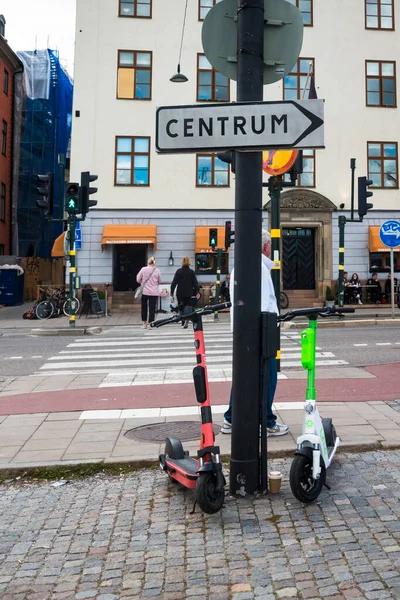 Stockholm Suède Scooters Électriques Mobilité Stationnés Sous Panneau Indiquant Town — Photo