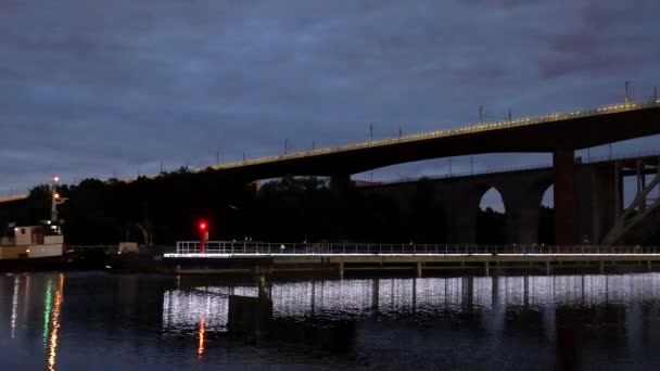 Estocolmo Suecia Barco Pasa Por Debajo Del Puente Arsta Por — Vídeos de Stock