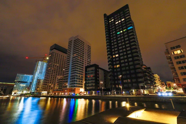 Estocolmo Suécia Uma Vista Dos Edifícios Modernos Bairro Liljeholmskajen Noite — Fotografia de Stock