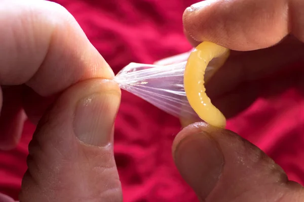 Man Rullar Kondom Från Ett Paket — Stockfoto