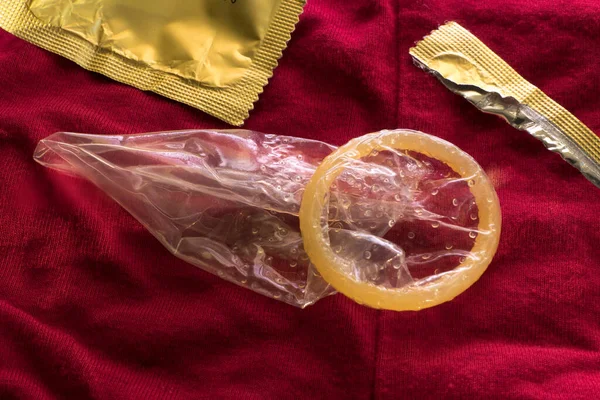 Man Rullar Kondom Från Ett Paket — Stockfoto