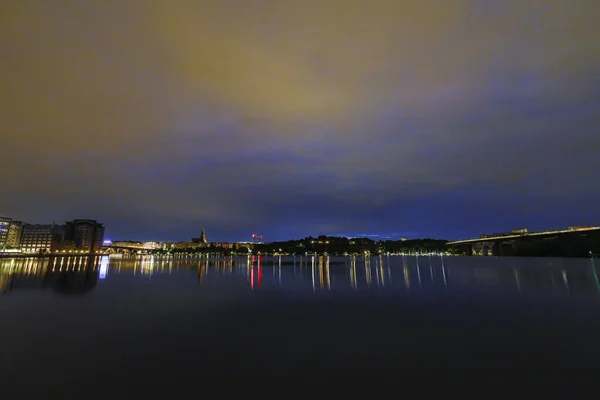 瑞典斯德哥尔摩 Arstaviken Arsta湾和Sodermalm岛夜晚的风景 — 图库照片