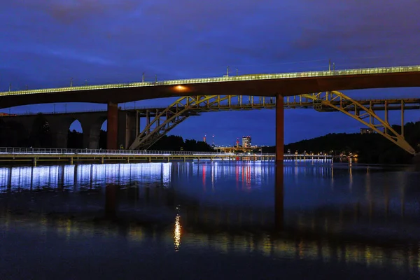 Estocolmo Suecia Una Vista Nocturna Del Tren Arsta Puente Peatones —  Fotos de Stock