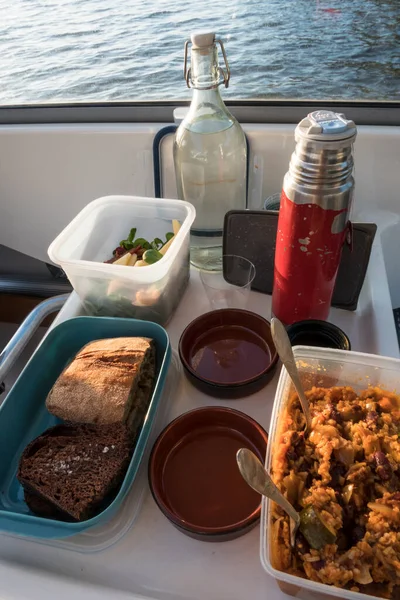 Picknick Auf Einem Motorboot Sommer Mit Salat Reis Und Bohnen — Stockfoto