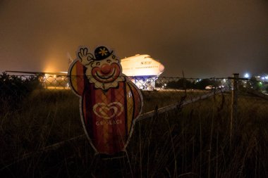 Stockholm, İsveç. Arlanda Havalimanı 'ndaki Jumbo Hostel' in önünde bir GB dondurma biblosu duruyor..