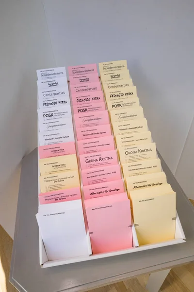 ストックホルム スウェーデンスウェーデンの教会の選挙と政党との紙のための投票箱 — ストック写真