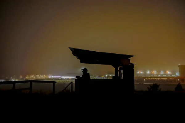 Estocolmo Suecia Fotógrafo Silueta Mirador Nocturno Aeropuerto Arlanda —  Fotos de Stock