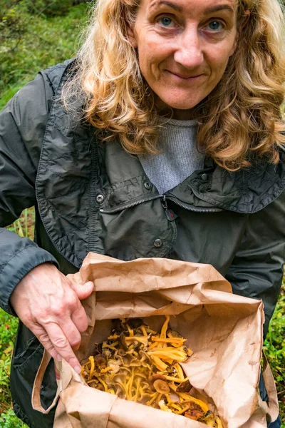 Estocolmo Suecia Una Mujer Muestra Los Champiñones Que Recogió Bosque —  Fotos de Stock