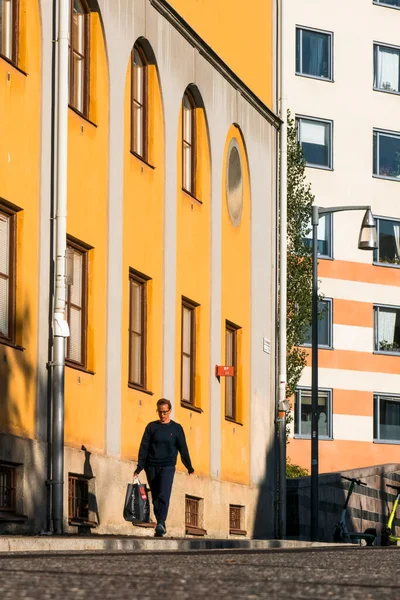 Sztokholm Szwecja Ludzie Spacerujący Halsobrunnsgatan — Zdjęcie stockowe