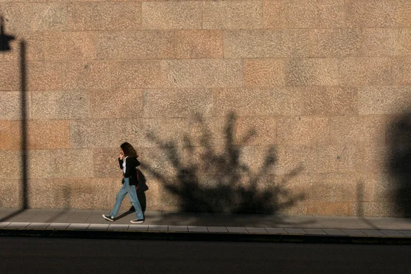 Estocolmo Suecia Los Peatones Caminan Sobre Dalalgatan Luz Del Atardecer —  Fotos de Stock