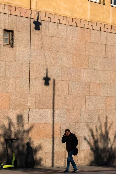 Estocolmo Suecia Los Peatones Caminan Sobre Dalalgatan Luz Del Atardecer — Foto de Stock