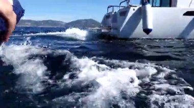 Hırvatistan 'ın Hvar kenti Gök mavisi renkte Adriyatik' te yüzen bir tekne. 