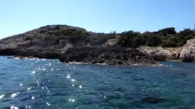 Hırvatistan 'ın Hvar kenti Gök mavisi renkte Adriyatik' te yüzen bir tekne. 