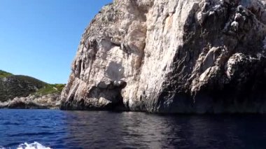 Hırvatistan 'ın Hvar kenti Gök mavisi renkte Adriyatik' te yüzen bir tekne. 