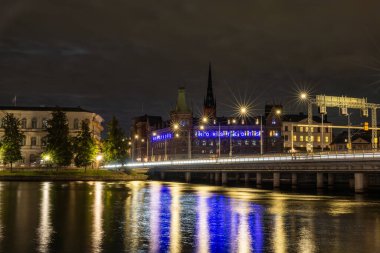 Stockholm, İsveç 7 Ekim 2025 Centralbron veya Merkez Köprüsü manzarası ve şehir merkezindeki yansımaları.