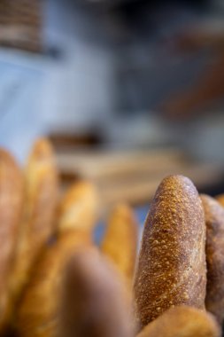 Stockholm, İsveç 8 Ekim 2025 Restoran mutfağındaki kesme tahtasındaki taze baget..