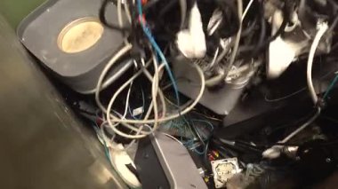 Stockholm, İsveç Bir adamın eli elektronik atık kutusunu karıştırır.